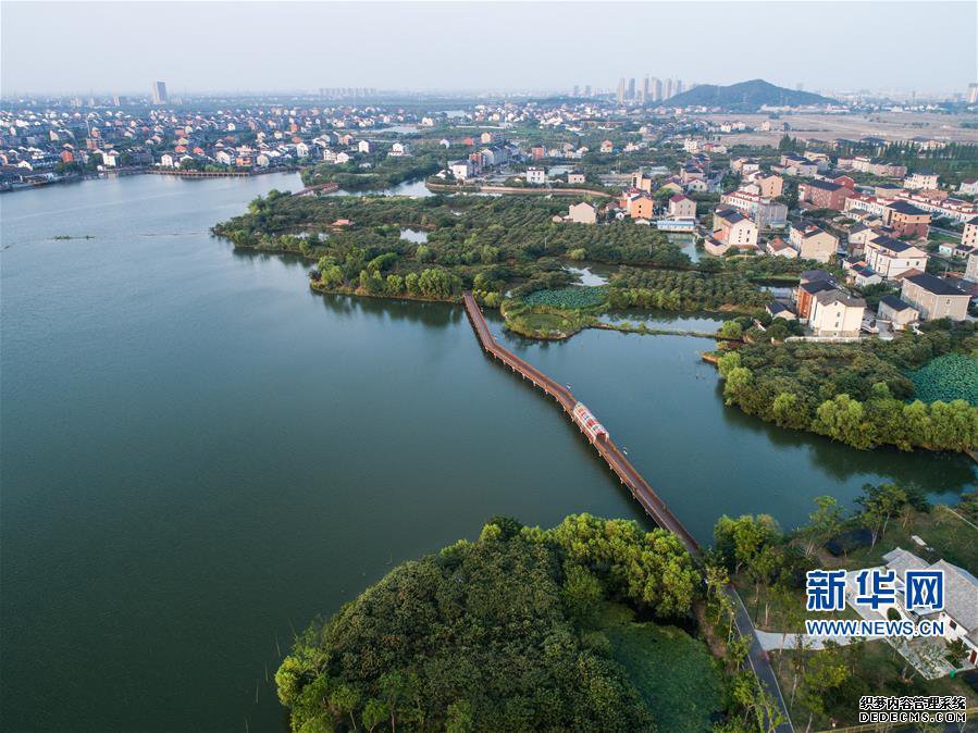 （美丽中国）（2）水上景观栈道扮靓江南水乡古镇