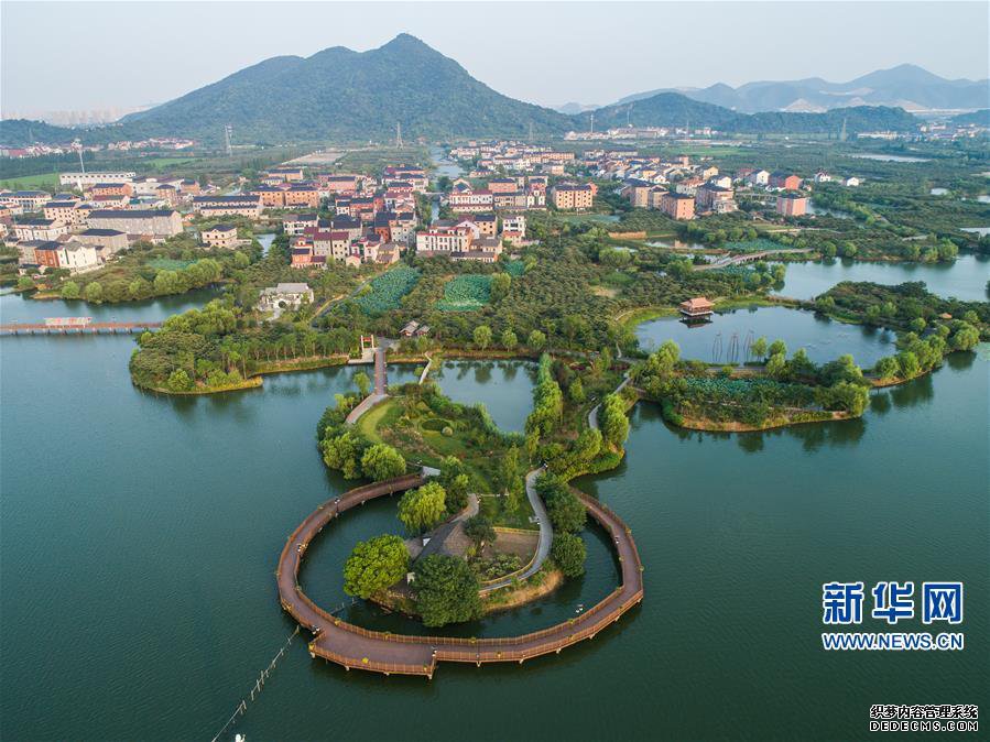 （美丽中国）（1）水上景观栈道扮靓江南水乡古镇