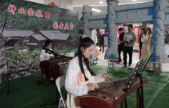穿汉服搭地铁 周年庆生鹭鹭行